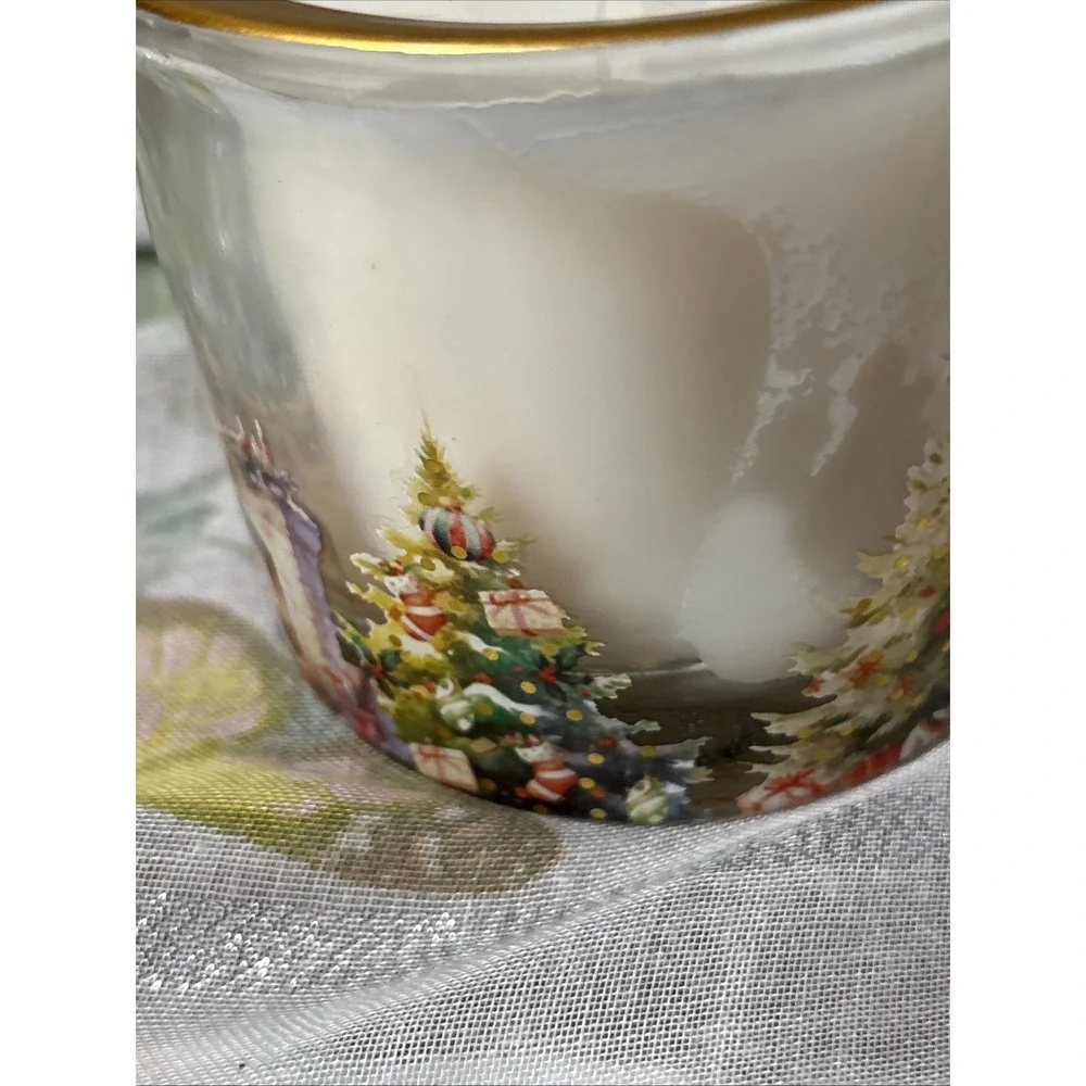 New World Market Christmas Eve Scented Candle‎ 7 Oz
